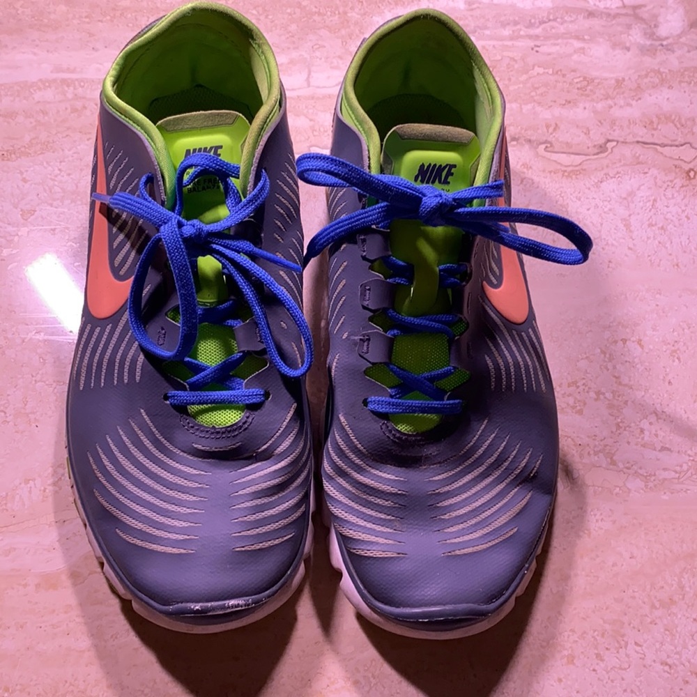Women’s Nike tennis shoes